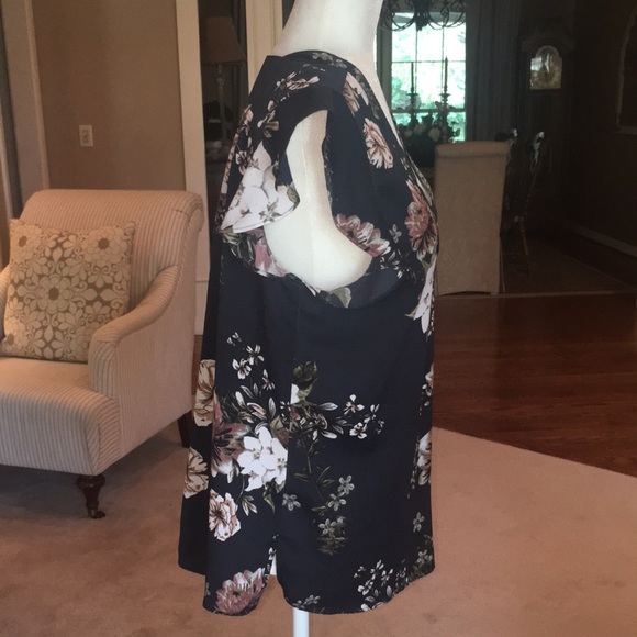 Women’s c & e floral Blouse in Medium - Picture 5 of 12